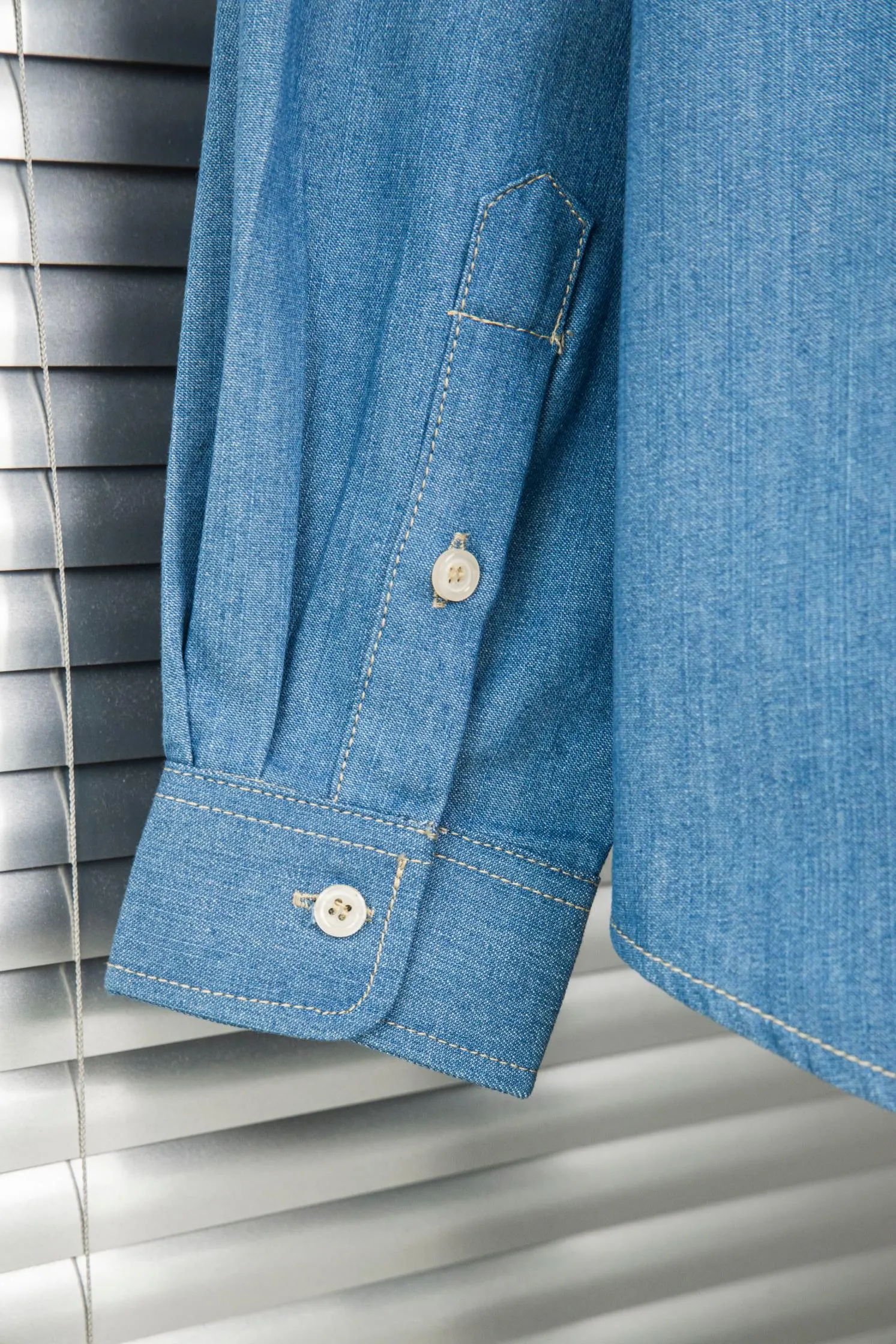 🅿️250 new model number: B115 Ralph Lauren/Ralph Lauren classic color small label couple style washed denim long-sleeved shirt 1️⃣Made of high-quality denim fabric, the upper body is soft and comfortable, extremely delicate, the hand feels solid, smooth and soft. The fabric does not wrinkle, and the hand feel is invincible. The details are handled perfectly! 2️⃣Adopting the washing process, the workmanship details are perfectly controlled. They are all hemmed with vest technology, and the inside of the sleeves are also different. Different from the four-needle and five-thread workmanship, the collar is also designed with interlining, which shows high-end fashion and individuality. The style is fashionable, simple and elegant! 3️⃣It is very youthful and energetic, and can be easily worn by both men and women. It is very in line with the fashion aesthetic concepts of today's young people! Color: light blue, dark blue Size: S, M, L, XL